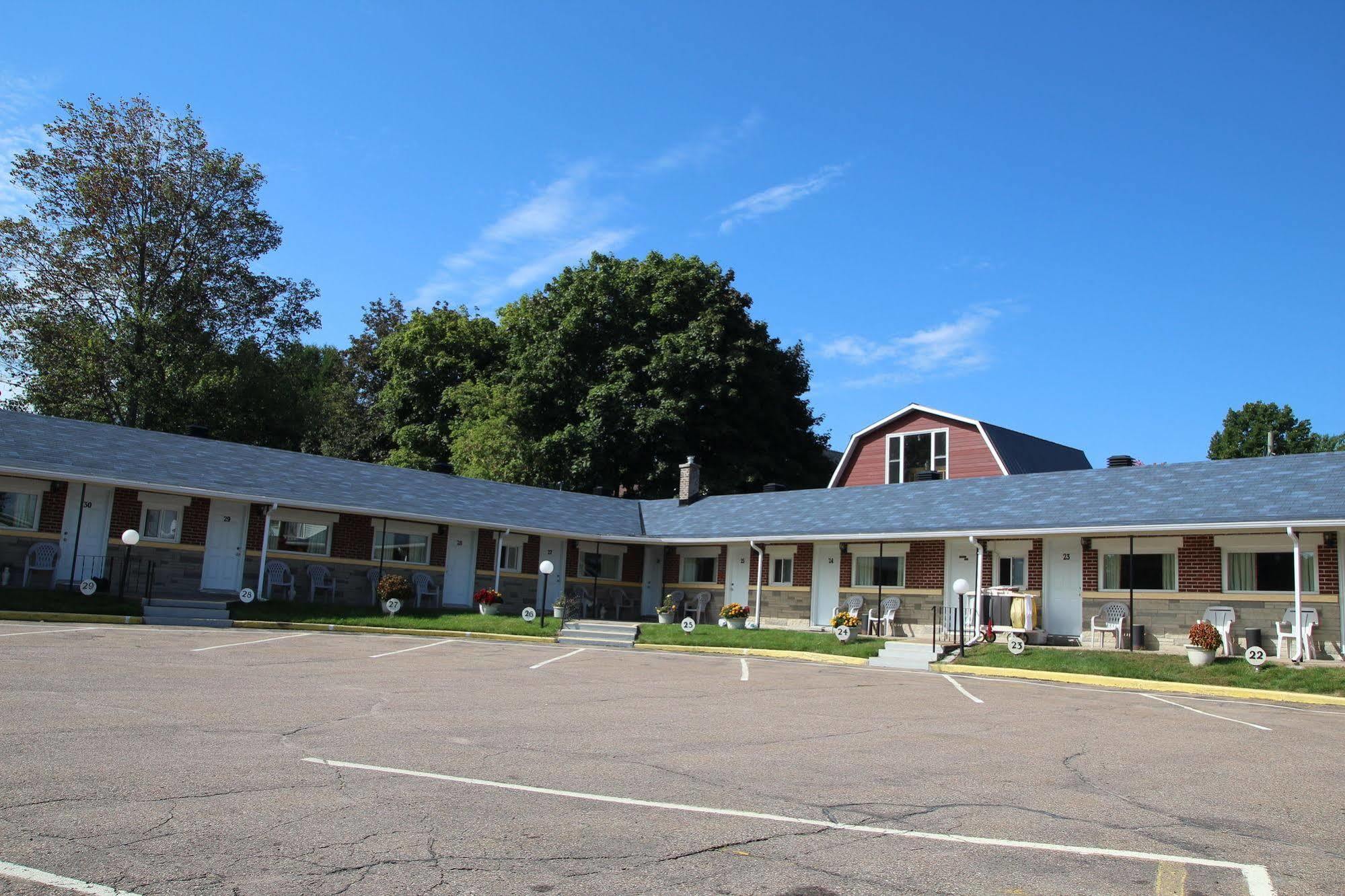 Hillside Inn Pembroke Exterior photo